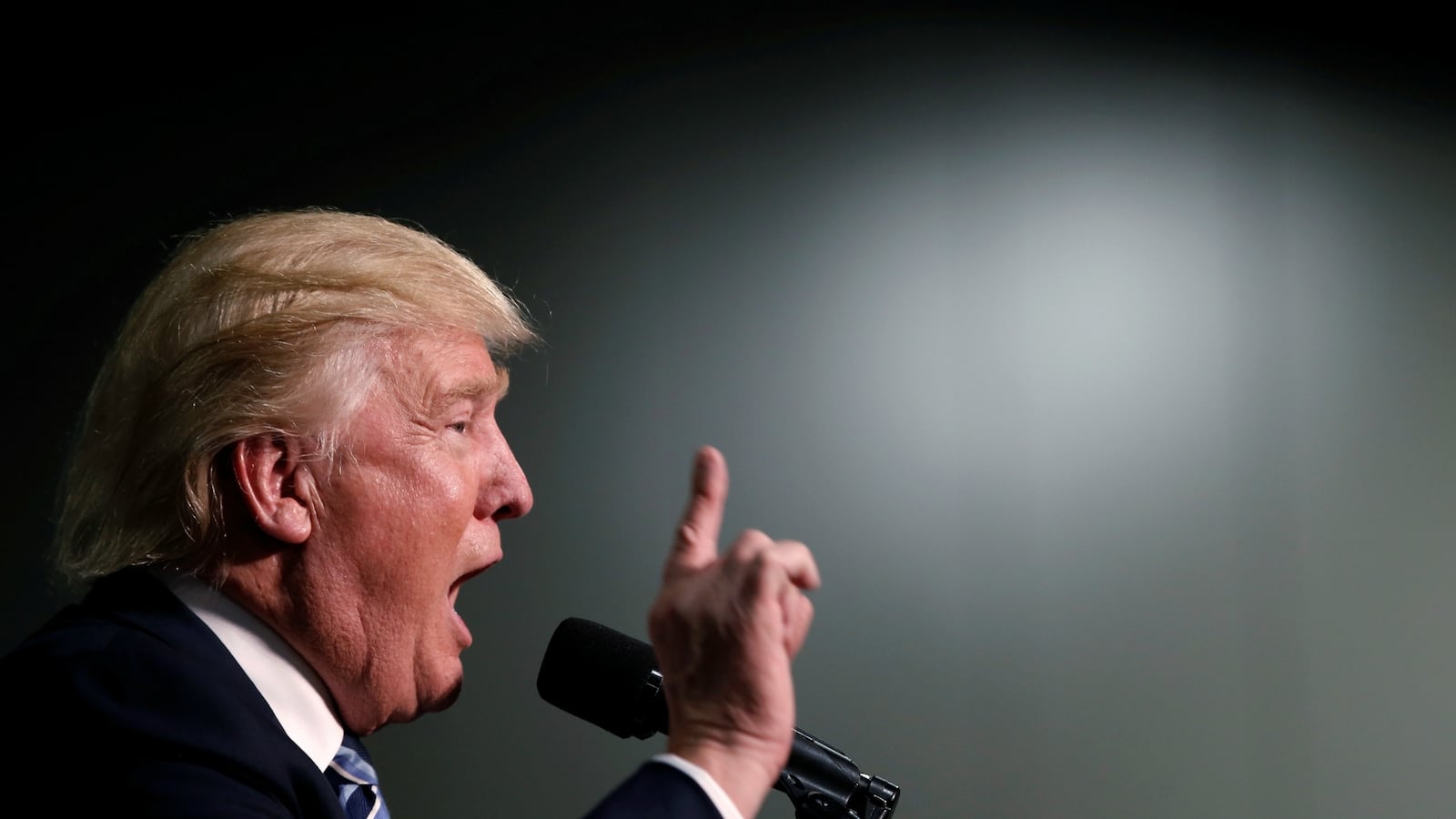 cheats/2016/10/15/trump-not-impressed-with-clinton-s-backside/161014-trump-bodyshaming-clinton_brsiv0