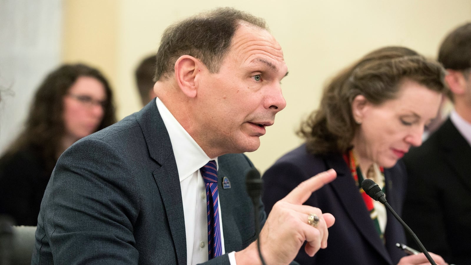 cheats/2016/05/23/vets-secretary-compares-wait-times-at-va-to-disneyland/160523-va-secretary-cheat_ua7nfl