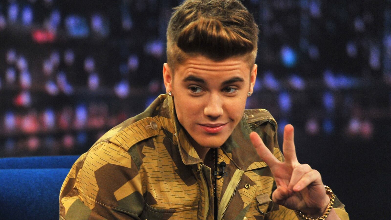 articles/2013/08/07/justin-bieber-brawled-over-h-m-bow-tie-kim-kardashian-rumored-to-design-children-s-clothes/130415-justin-bieber-anne-frank-cheat_jqa3f3