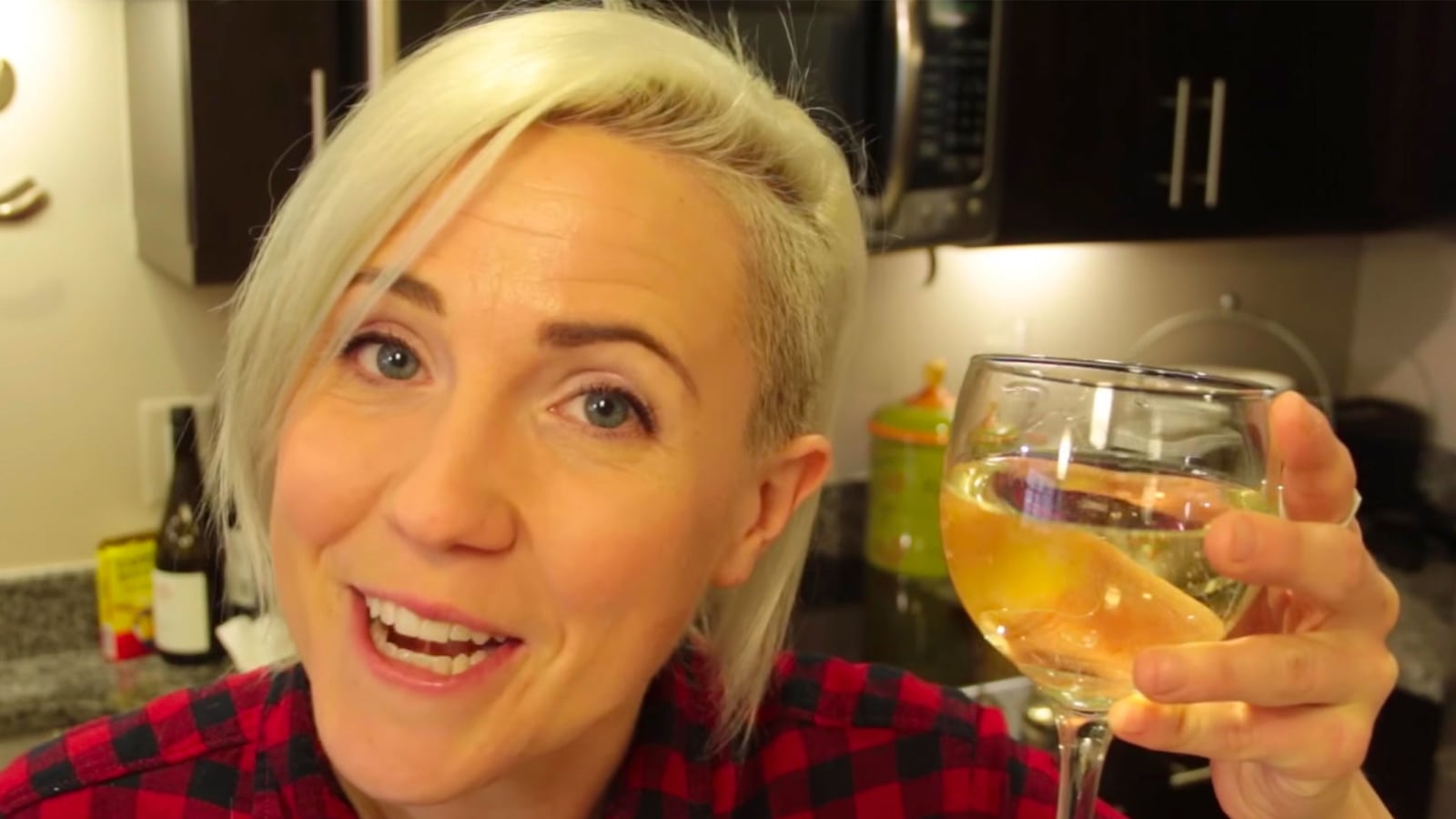 articles/2016/12/01/drinking-rules-my-drunk-kitchen-s-hannah-hart/161130-rothbaum-drunk-kitchen-tease_lx8t10