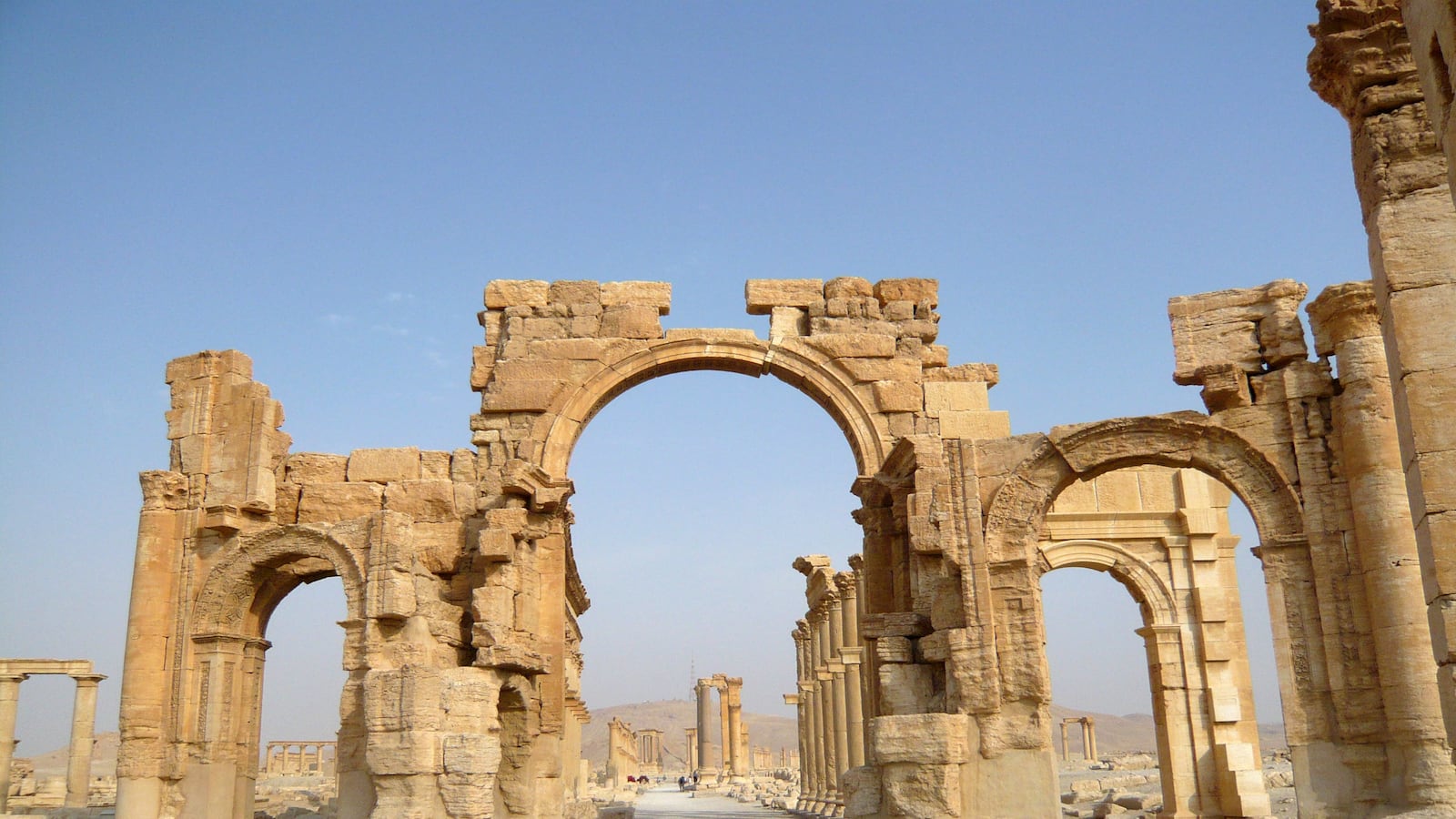 cheats/2015/10/04/isis-blows-up-palmyra-arch-of-triumph/1501004-palmyra-isis-destroys-arch-cheat_otep1j