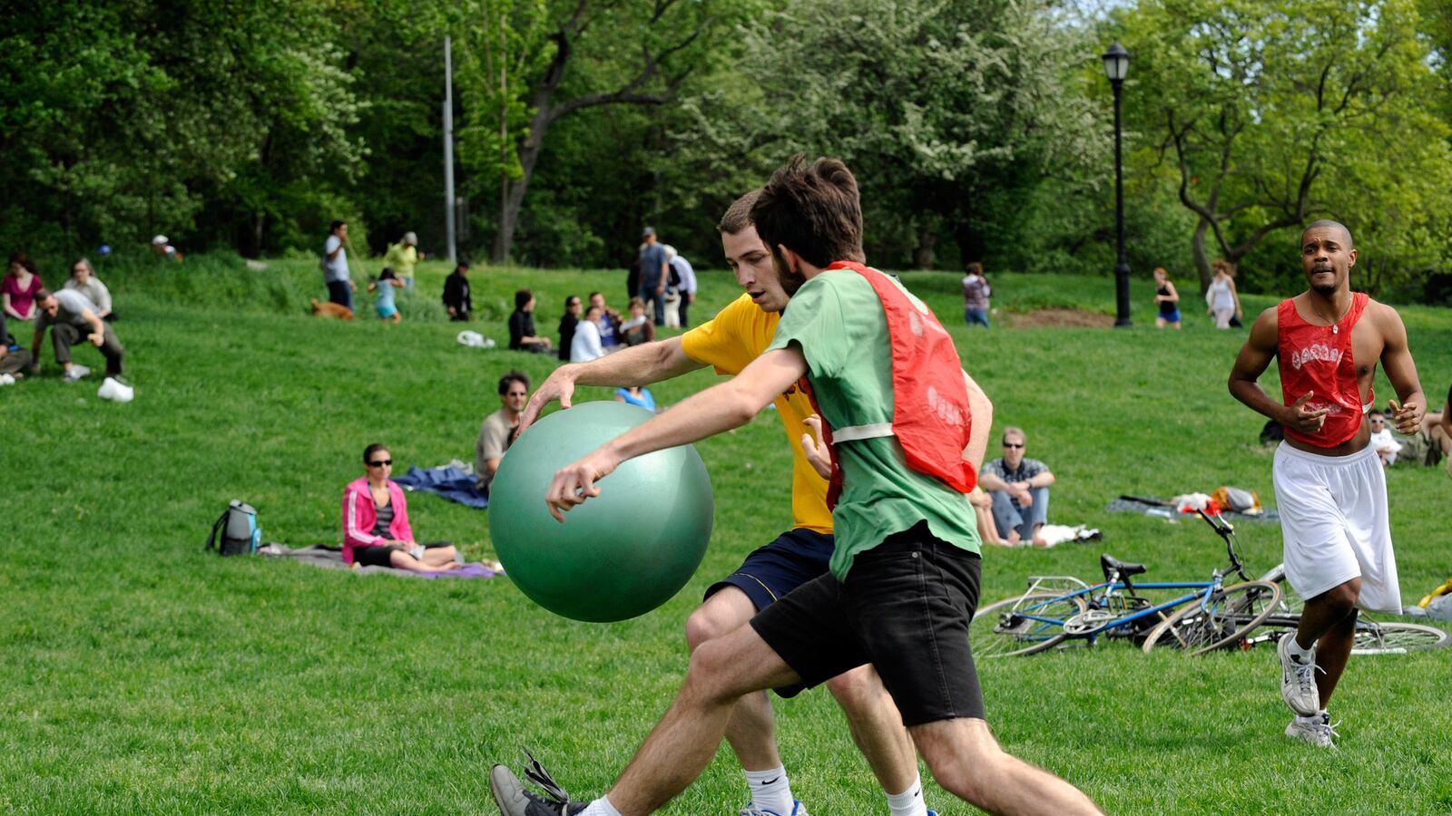 articles/2014/06/29/all-the-grown-up-hipsters-playing-child-s-games/140627-genis-games-tease_xcaeru