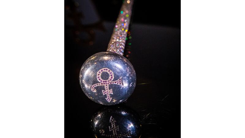 171026-DIAMOND-STUDDED-CANE_clulmh