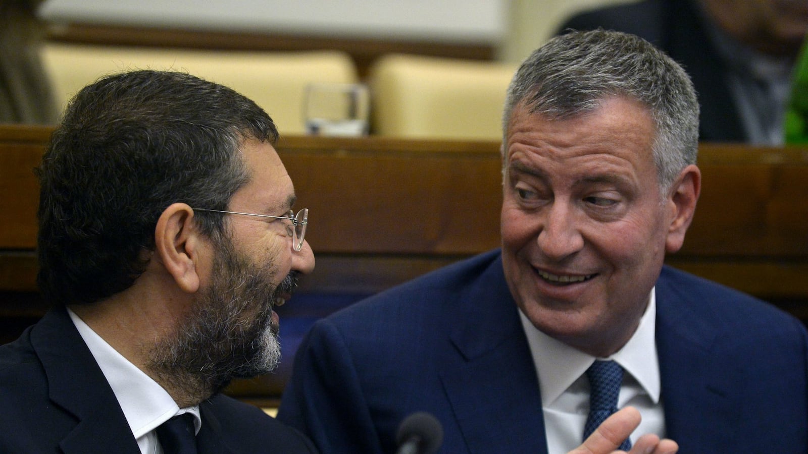 cheats/2015/08/14/nyc-mayor-hit-gym-during-gang-standoff/150814-de-blasio-cheat_tpiuil