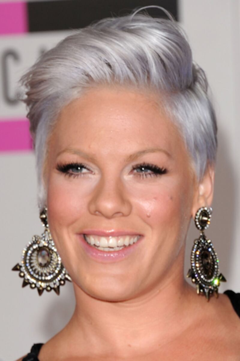 galleries/2012/01/28/kelly-osbourne-kate-moss-other-young-celebrities-who-go-gray-photos/pink-gray-hair-celebrities_gbdqsq