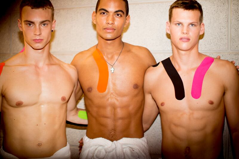 galleries/2013/07/01/backstage-at-men-s-fashion-week-in-paris-and-milan-spring-summer-2014-photos/130630-backstage-fashion-versace2_gxboqf