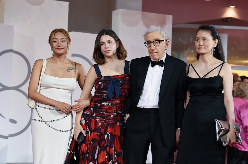 Woody Allen and South Korean actress Soon-Yi Previn and their daughters
