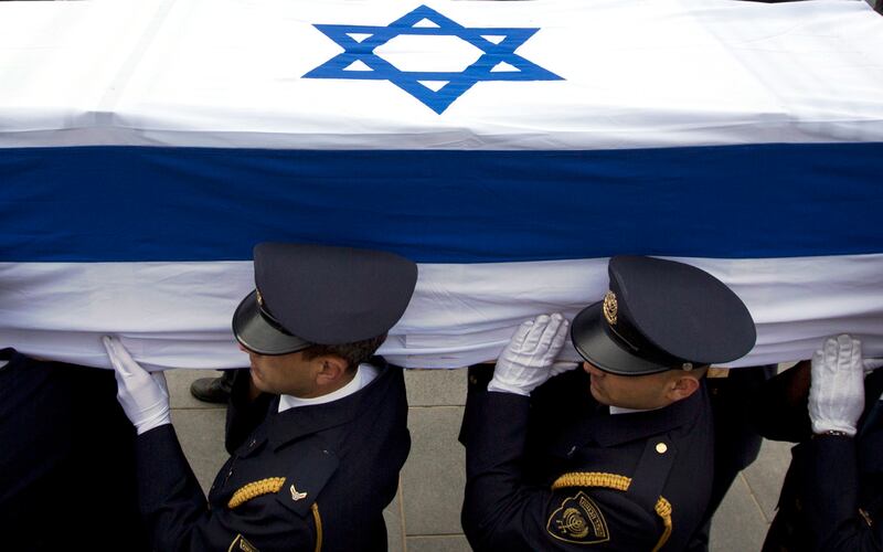 galleries/2014/01/13/mourns-gather-at-funeral-for-former-israeli-prime-minister-ariel-sharon-photos/sharon-funeral-10_xdf1sl
