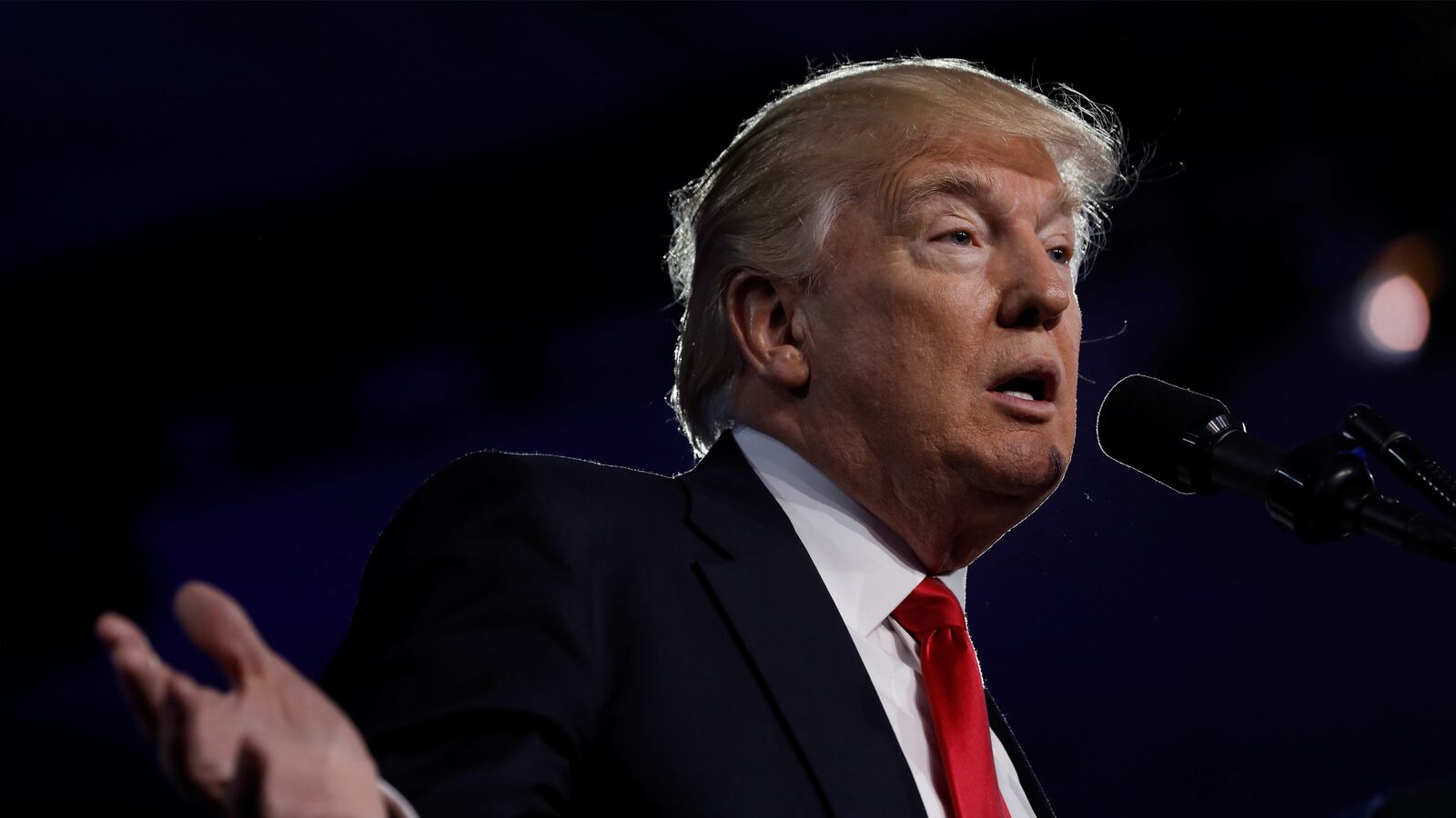 articles/2017/02/28/trump-s-campaign-can-t-even-get-his-fundraising-emails-right/170229-Markay-Trump-tease_qbe66f