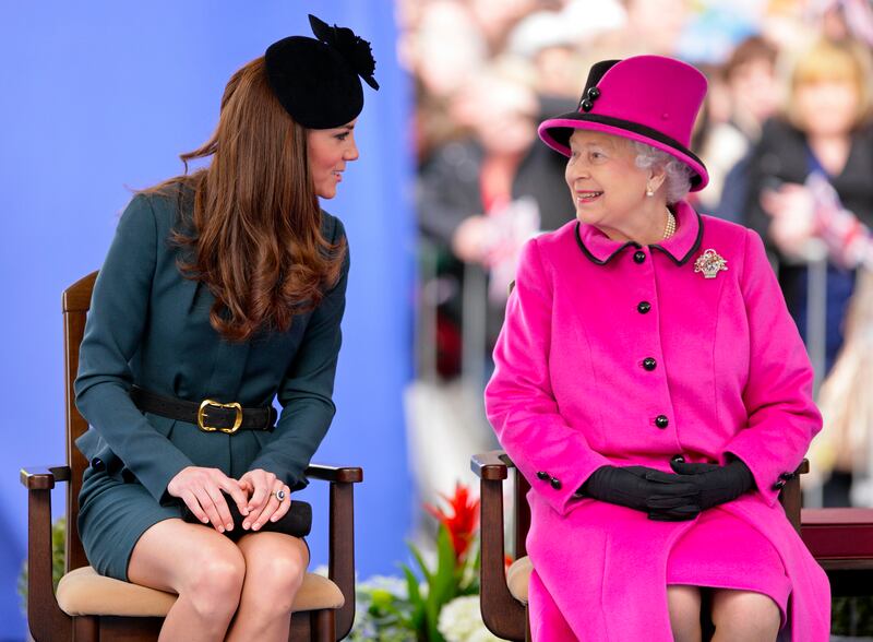 articles/2014/02/03/queen-orders-makeover-for-duchess-kate-lady-mary-s-wedding-tiara-for-rent/queen-elizabeth-ii-2000-4_bve5b1