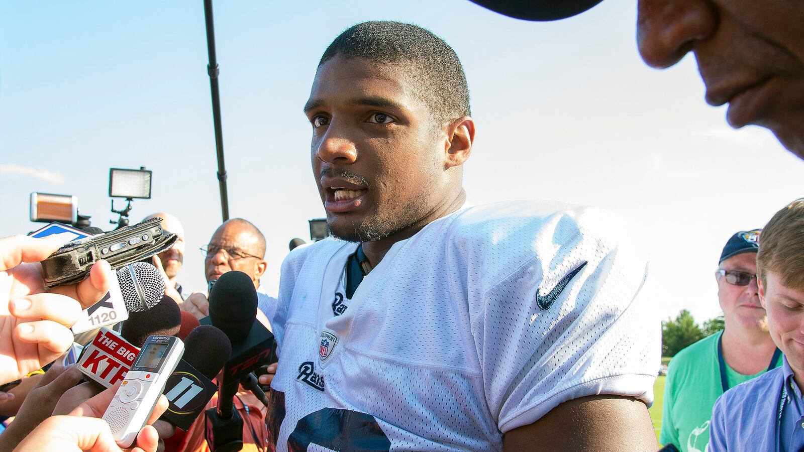 cheats/2014/08/27/espn-regrets-michael-sam-shower-report/140827-michael-sam-cheat_cwgae6