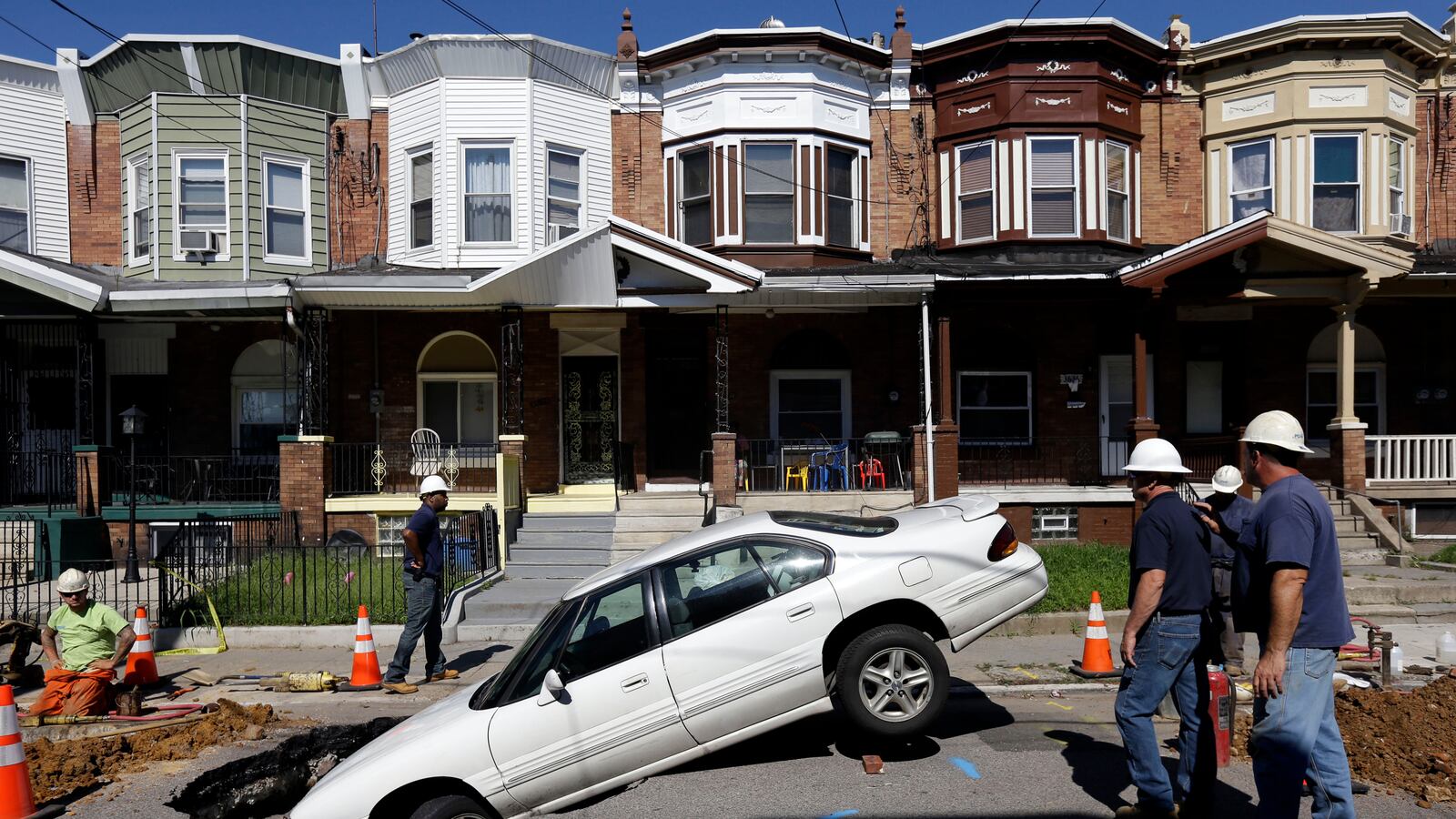 articles/2013/08/13/boom-times-for-florida-s-sinkhole-fixer-uppers/130813-Gross-sinkholes-tease_etbkub