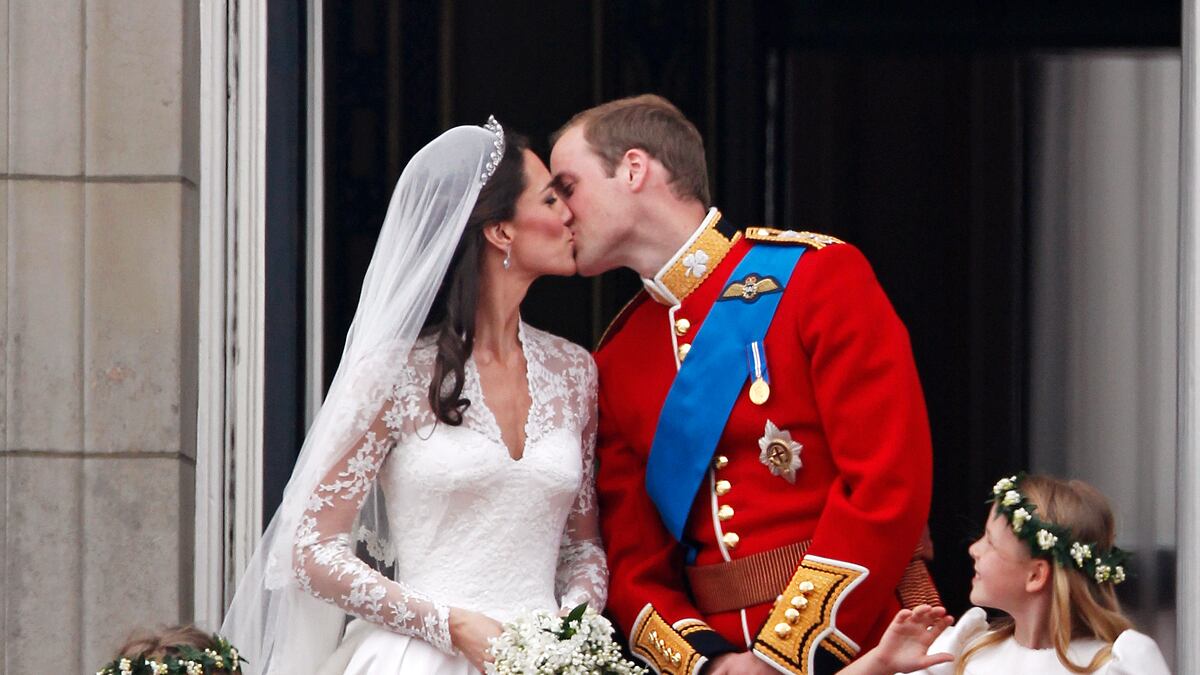 articles/2012/01/06/princess-kate-celebrates-her-30th-with-a-party-thrown-by-pippa/kate-middleton-turns-30-wedding-kiss_qbltu0