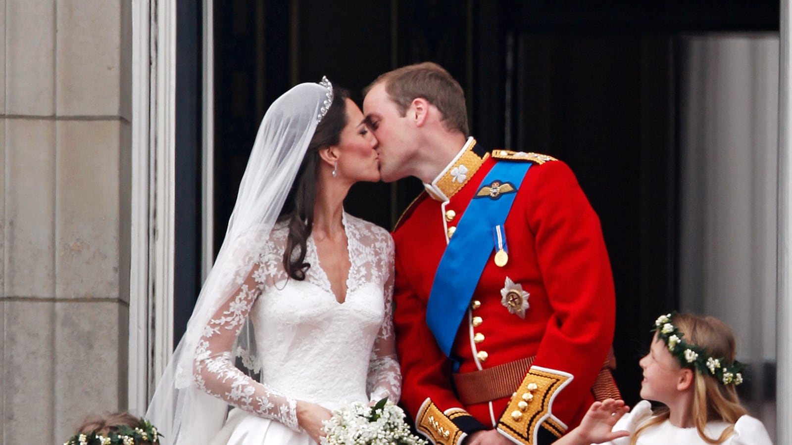 articles/2012/01/06/princess-kate-celebrates-her-30th-with-a-party-thrown-by-pippa/kate-middleton-turns-30-wedding-kiss_qbltu0