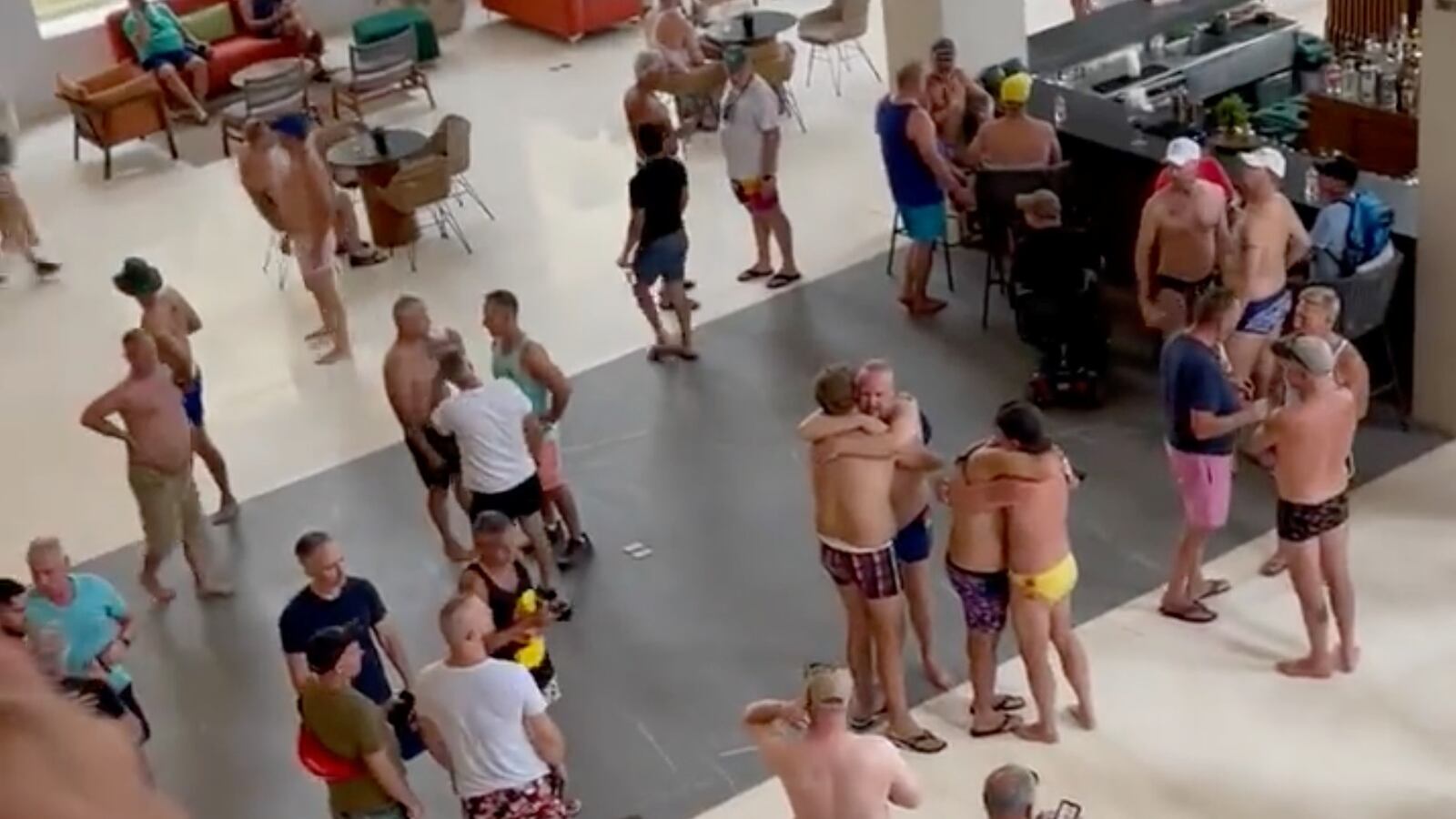 2021-11-04T220007Z_1601588573_RC2YNQ9DI4A1_RTRMADP_3_MEXICO-SECURITY-CANCUN_vhvidd