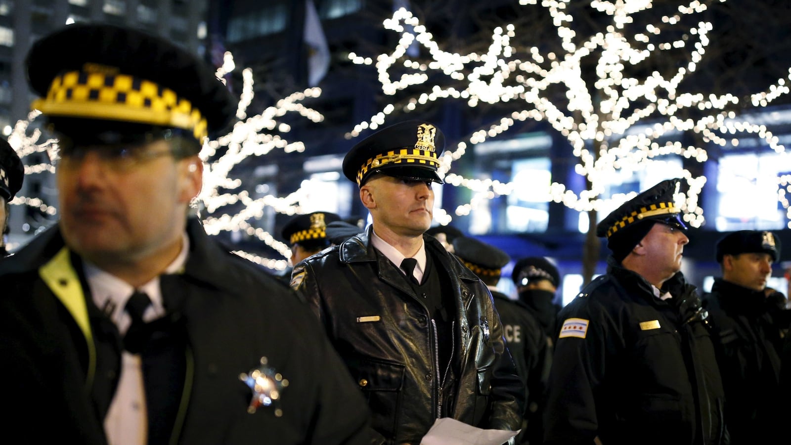 cheats/2016/10/31/chicago-has-deadliest-weekend-of-the-year/161031-chicago-police-cheat_m6prsf