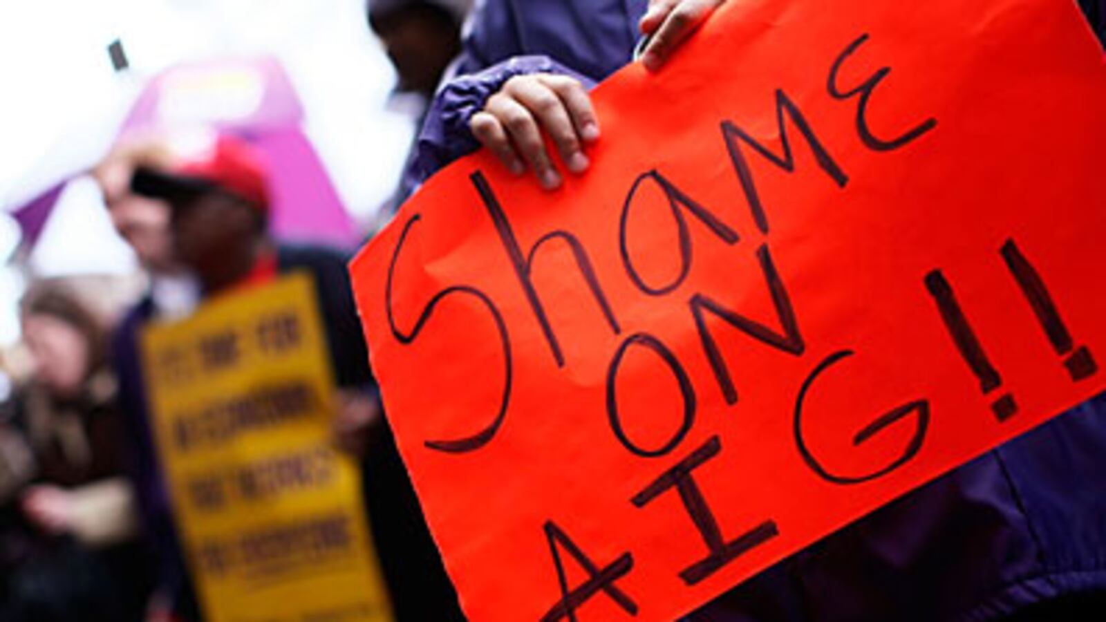 cheats/2009/03/21/protesters-descend-on-aig-execs-homes/aig-protestors_chj4w2