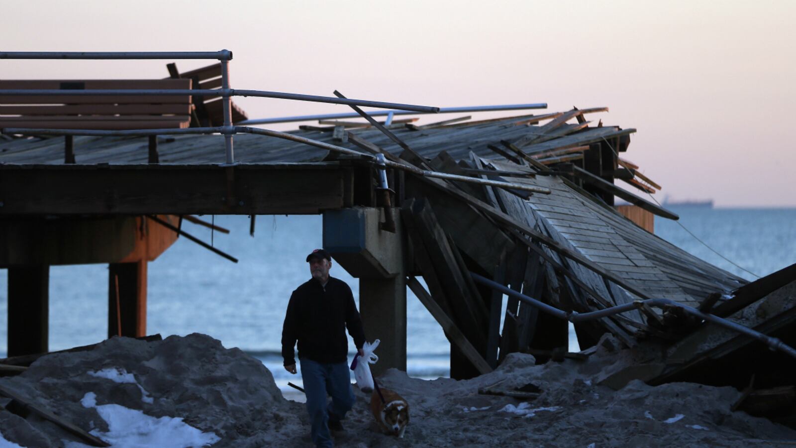 cheats/2012/11/10/recovery-elusive-for-nyc-s-poor/hurricane-sandy-long-recovery-cheat_t1fyp0