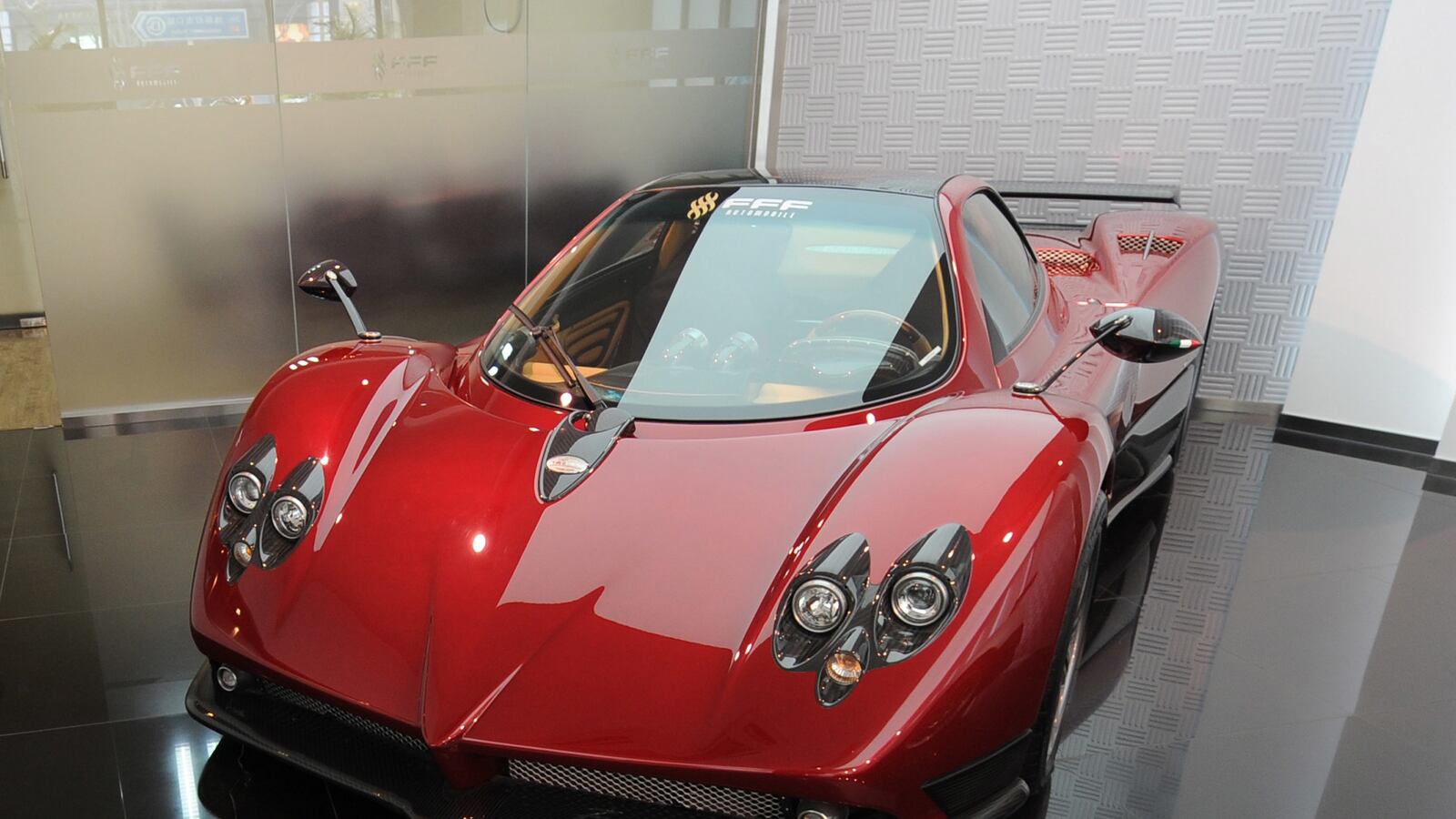 articles/2014/02/05/robots-paid-to-stand-guard-over-million-dollar-ferraris/140205-ferrari-cnbc-tease_jp0ylc