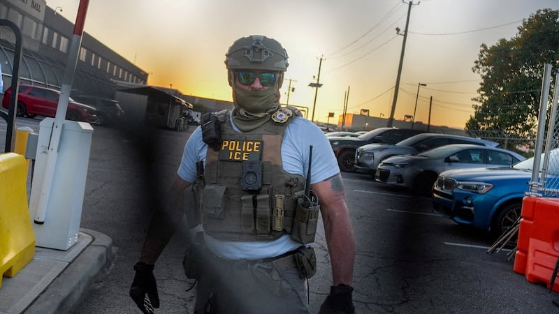 An Immigration and Customs Enforcement (ICE) agent holds a pepper spray canister outside of Delaney Hall detention center, after a Salvadoran immigrant, Edwin Lopez-Cornejo, who was being held inside died on Saturday, in Newark, New Jersey, U.S., August 3, 2026.   REUTERS/Ryan Murphy REFILE - CORRECTING SURNAME FROM "LOPEZ-CONEJO" TO "LOPEZ-CORNEJO".