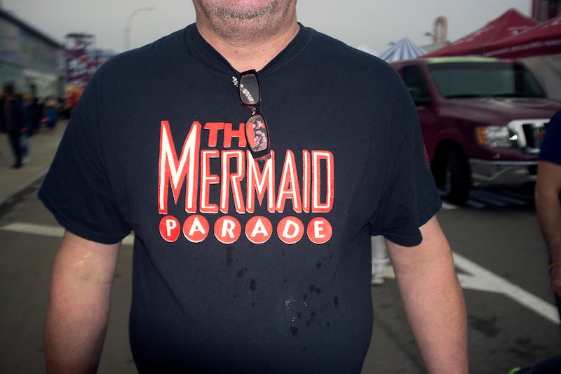 galleries/2015/06/20/seashells-sequins-and-lots-of-glitter-this-years-coney-island-mermaid-parade/150620_mermaid_parade_02_qy4qah