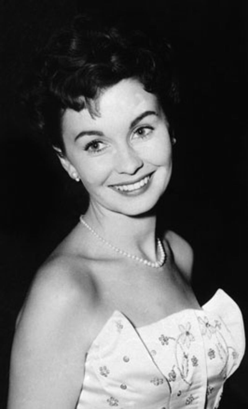 galleries/2010/12/17/rip-in-the-tmz/rip-2010---jean-simmons_xouhw2