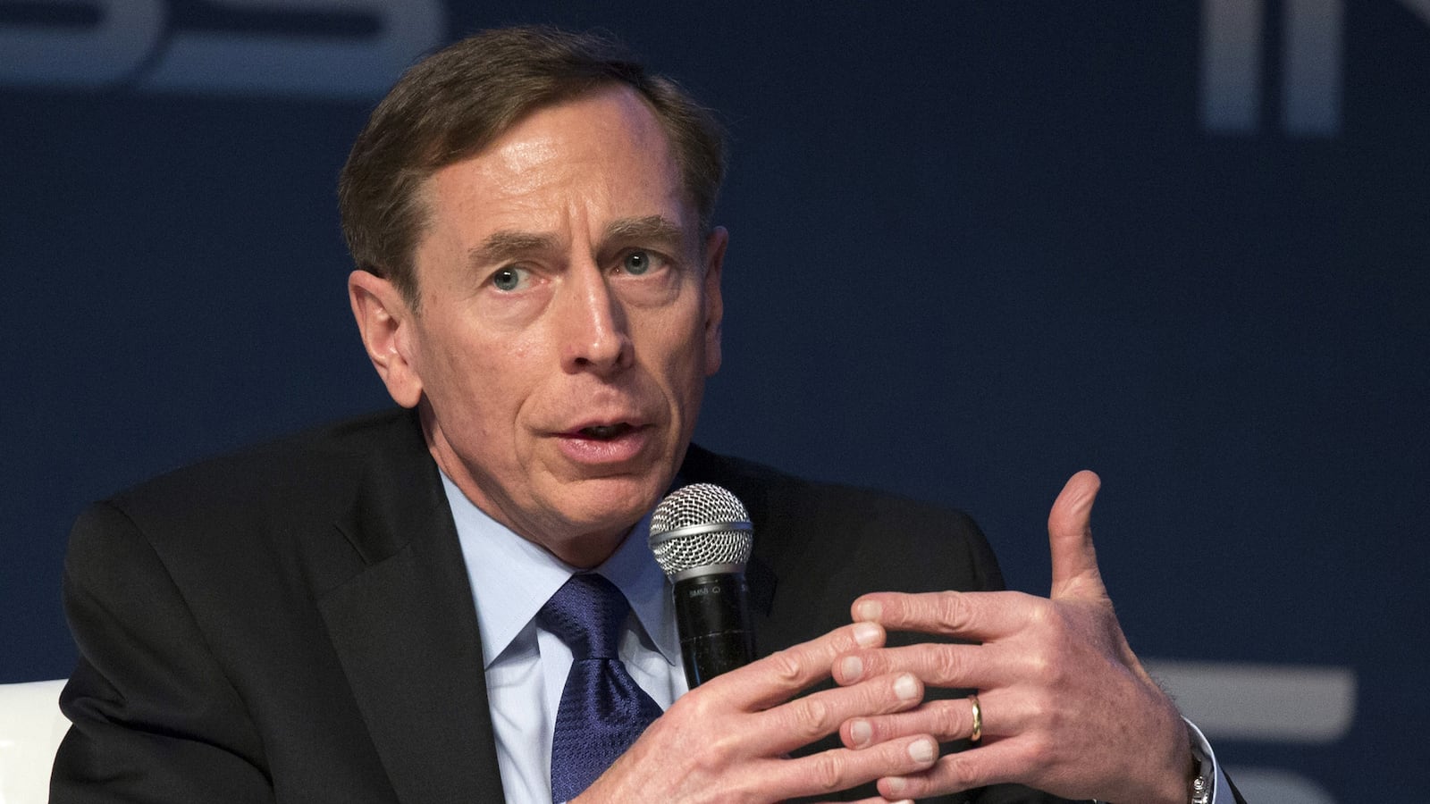 articles/2014/06/18/petraeus-u-s-must-not-become-the-shia-militia-s-air-force/140618-david-petraeus-iraq-tease_vtzwpe