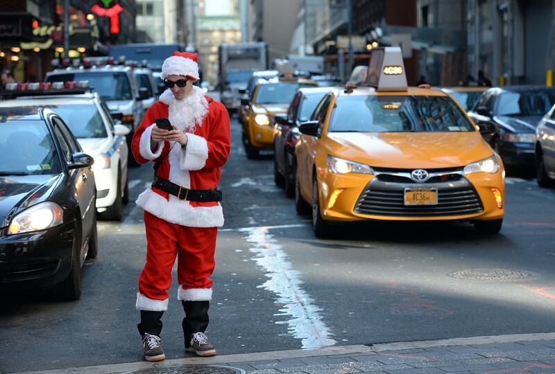 galleries/2014/12/13/new-york-santacon-2014-photos/141213-santacon-nyc-10_phye56
