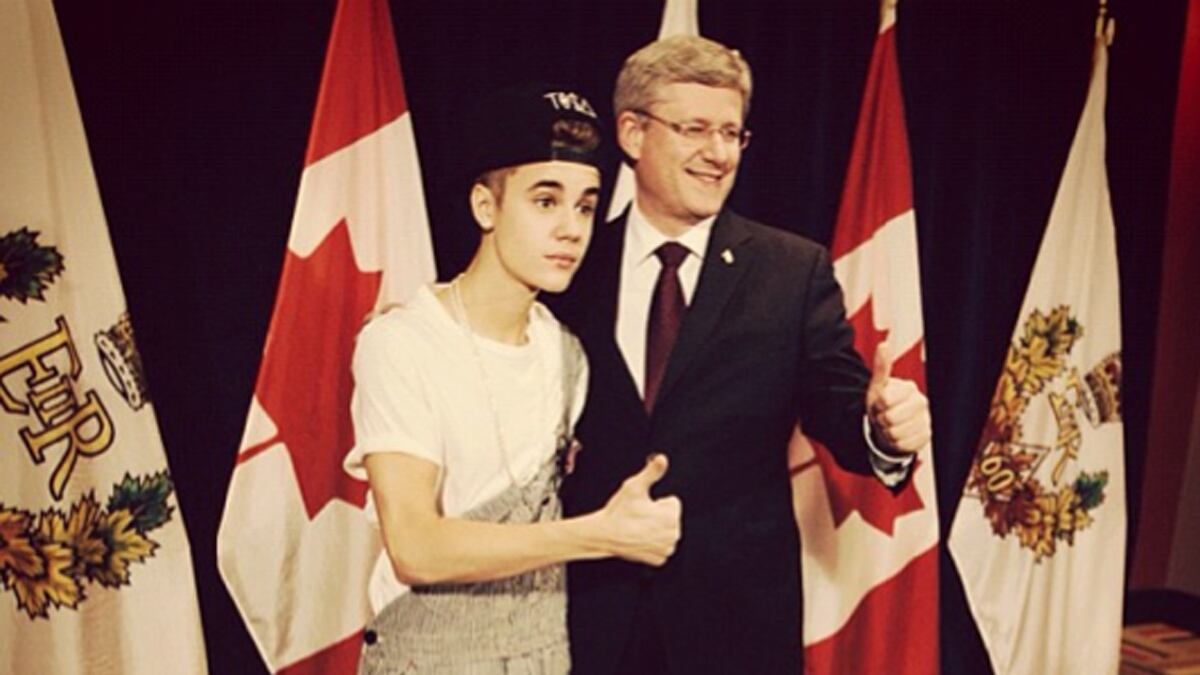 cheats/2012/11/25/bieber-not-sorry-for-overalls/justin-bieber-overalls-diamond-jubilee-cheat_ushmie