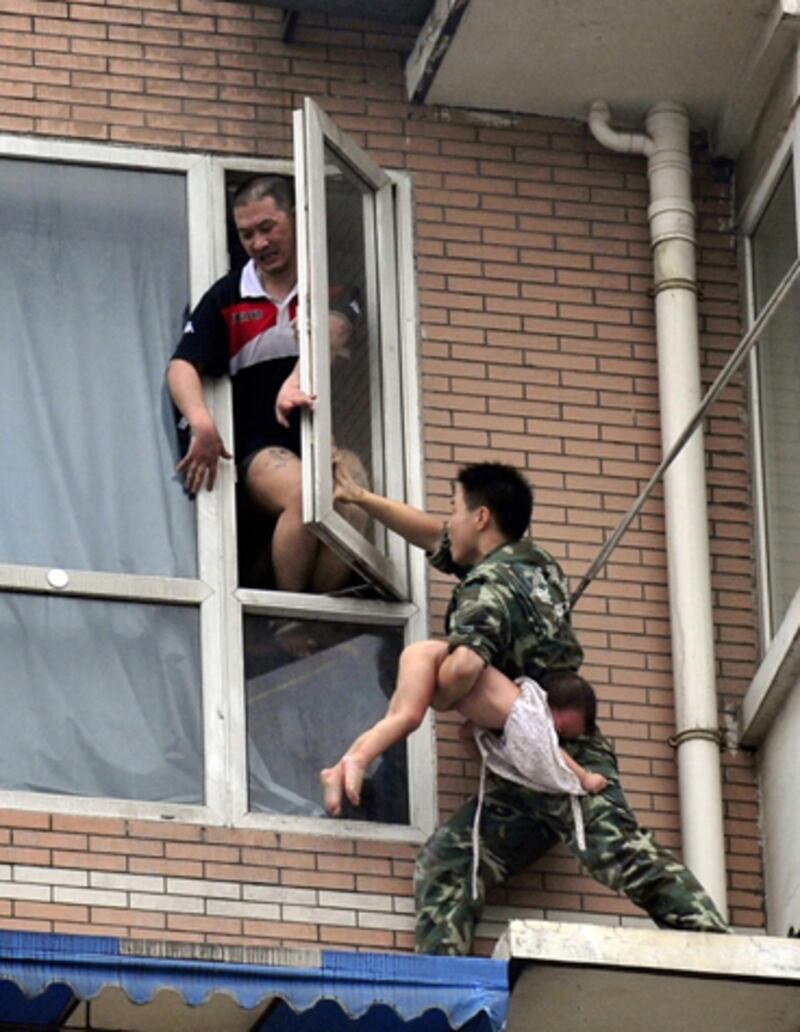 galleries/2012/06/21/china-s-dramatic-suicide-rescues-photos/china-suicide-rescues-9_gqy9b8