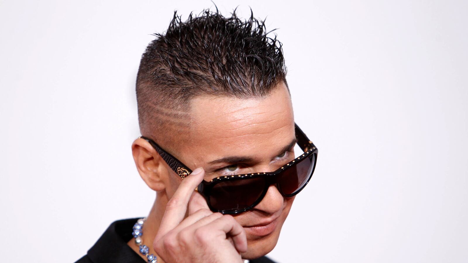 cheats/2014/06/18/the-situation-cuffed-at-tanning-salon/140618-situation-arrested-cheat_qogepg