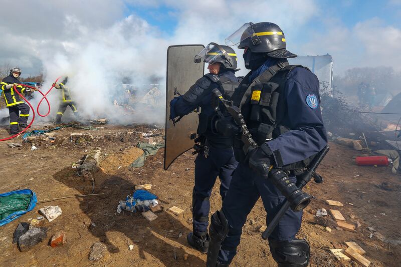 galleries/2016/03/01/police-dismantle-jungle-in-calais/160304-calais-police2_bwe631