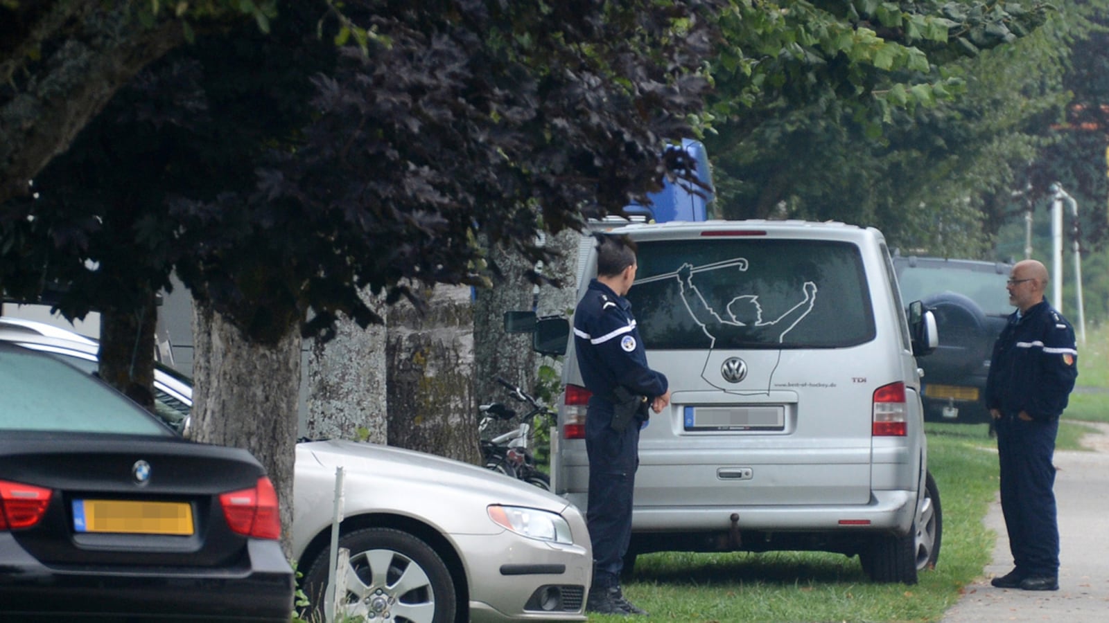 cheats/2012/09/06/girls-found-in-car-with-dead-parents/france-girl-chevaline-shooting-car-cheat_jd06fm