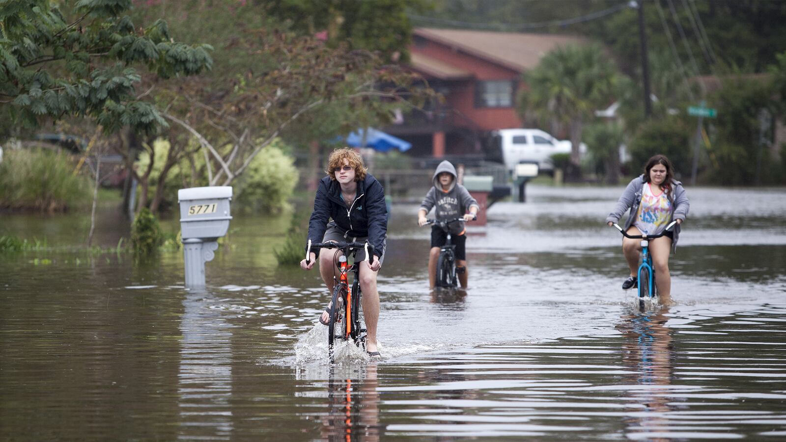 galleries/2015/10/05/south-carolina-battles-devastating-flooding-photos/151006-sc-flooding-08_ek7qqm