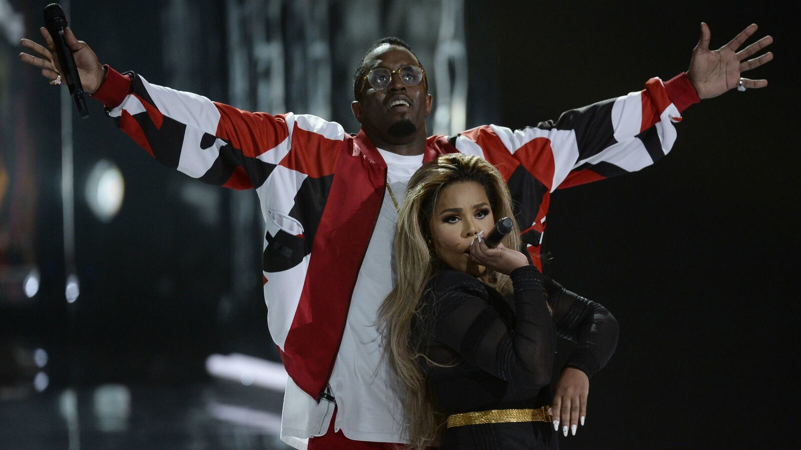 cheats/2015/06/29/diddy-falls-in-bet-awards-performance/150629-bet-awards-diddy-nicki-minaj-cheat_y3qjrx