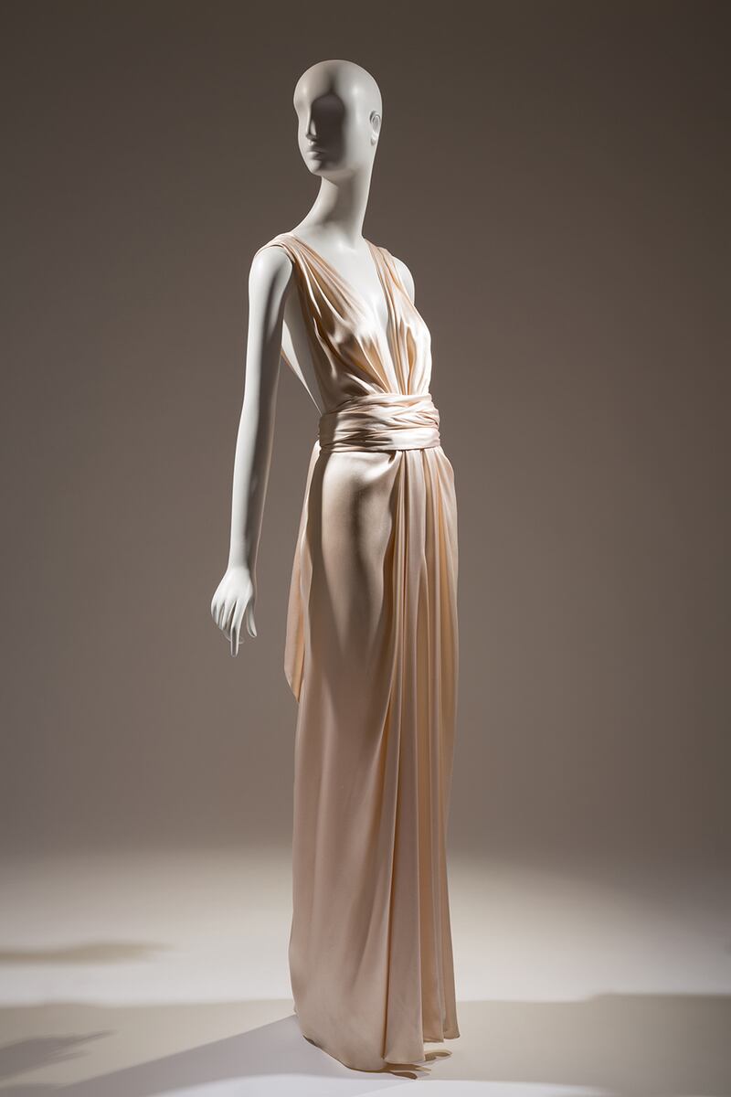 galleries/2015/02/06/yves-saint-laurent-halston-fashioning-the-70s/150205-ysl-halston-08_kxylgr