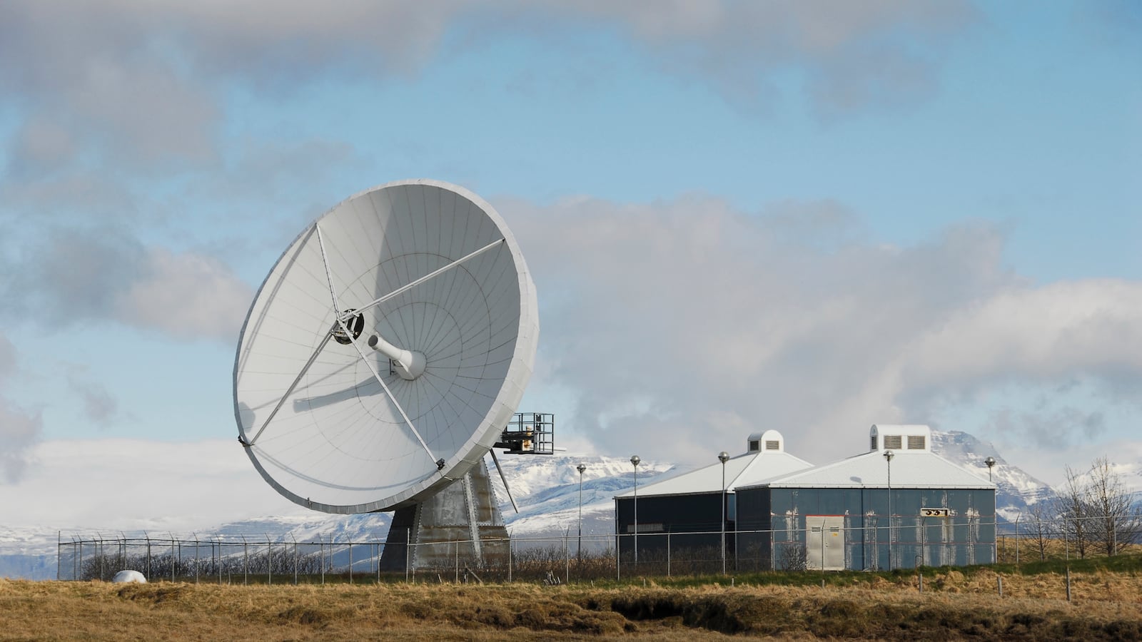 articles/2013/06/12/it-s-time-to-rewrite-the-internet-to-give-us-better-privacy-and-security/130611-internet-spying-tease_sz5asi