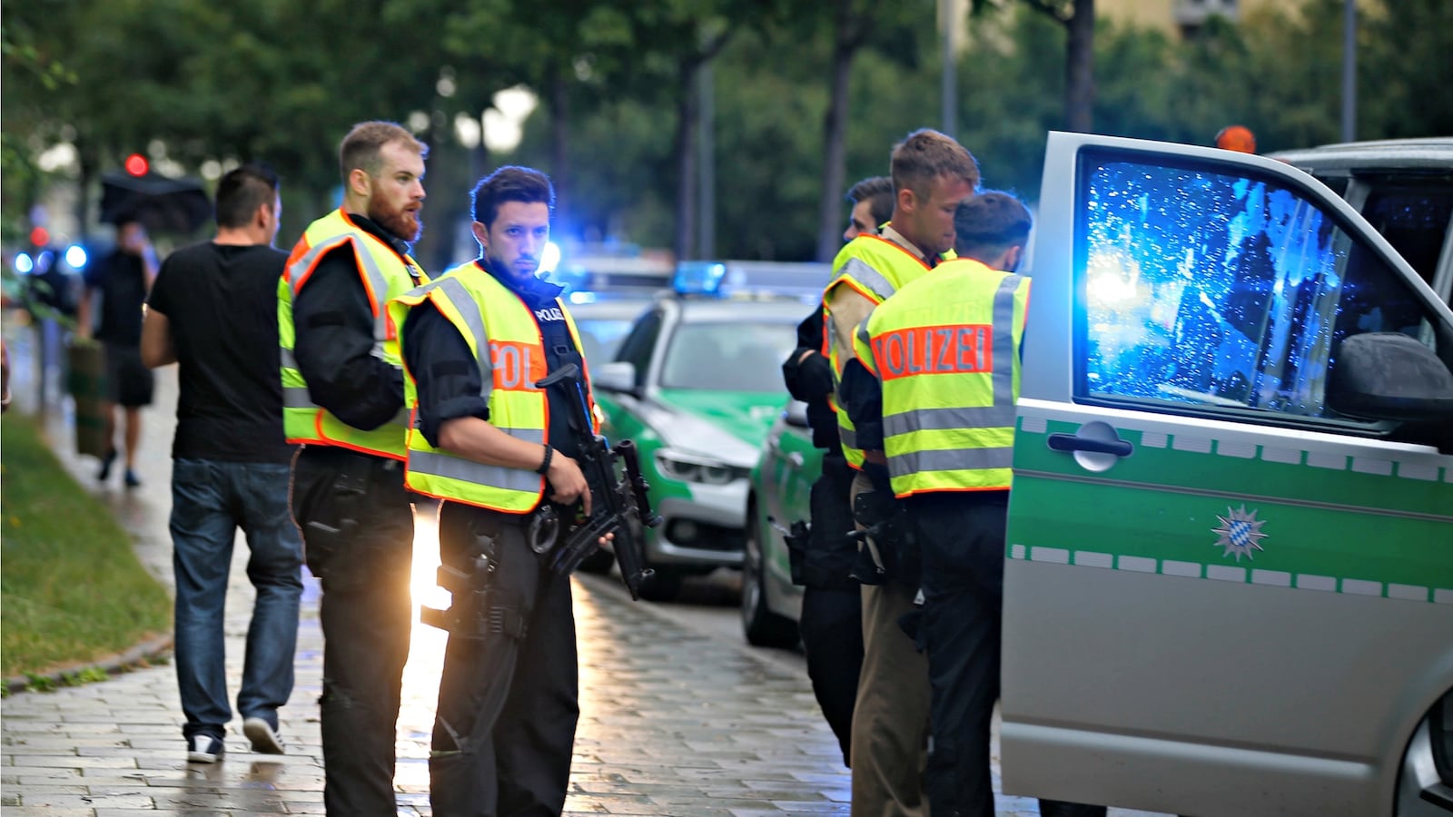cheats/2016/07/22/video-shows-moment-gunman-opened-fire-in-munich/160722-munich-shooting-deaths-cheat_j0duwh