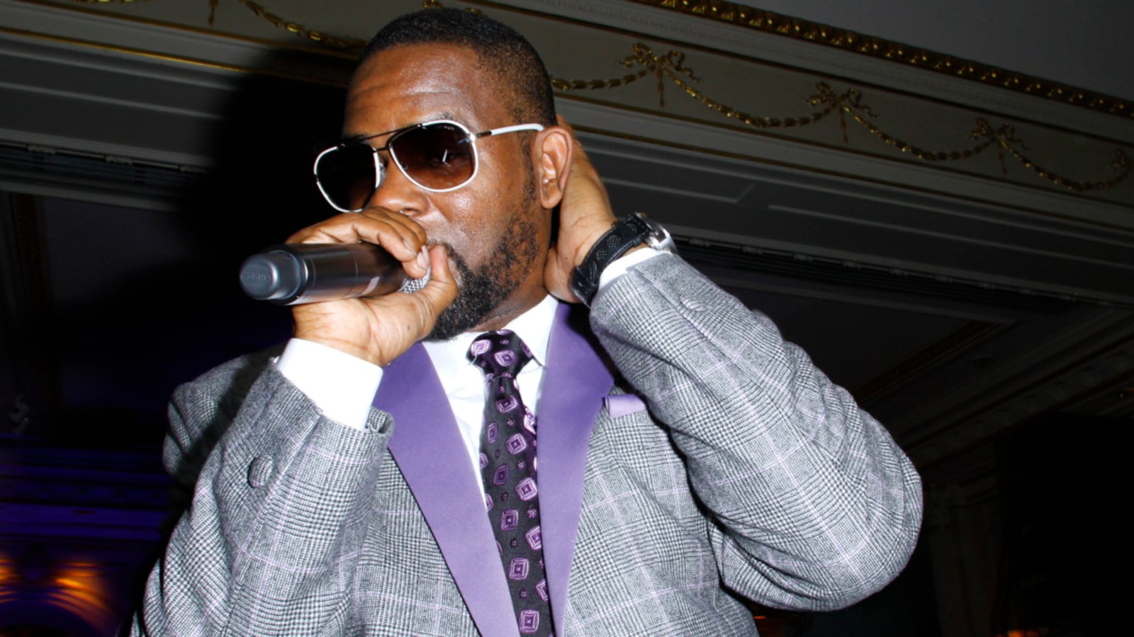 cheats/2012/07/03/r-kelly-the-notebook-inspired-me/r-kelly-trapped-in-closet-cheat_aszksm