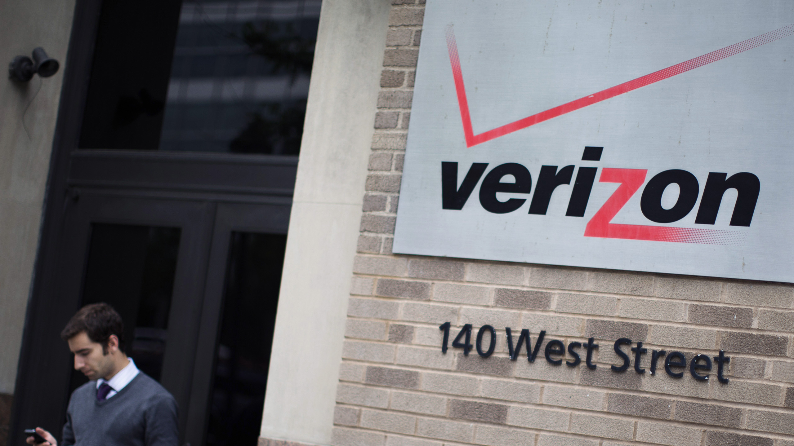 articles/2013/06/06/why-verizon-is-happy-to-help-obama-and-the-nsa-spy-on-americans/130606-gross-verizon-tease_mkadna