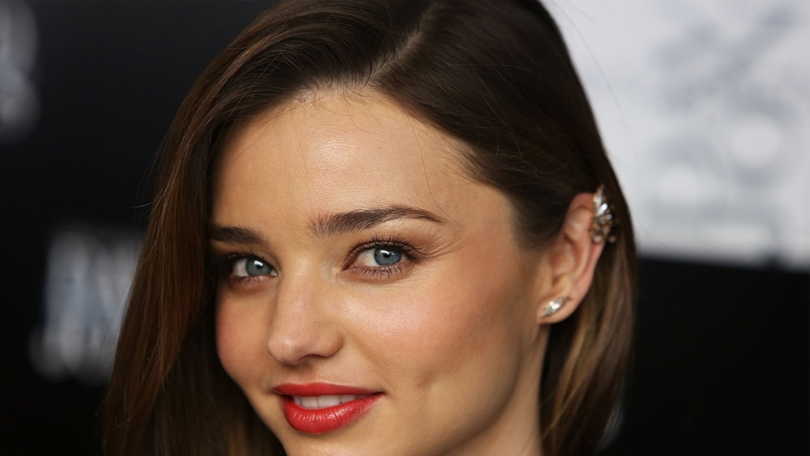 articles/2014/02/24/miranda-kerr-records-an-elvis-cover-beyonce-performs-in-versace/Miranda_Kerr_Fashion_CS_qmzle1