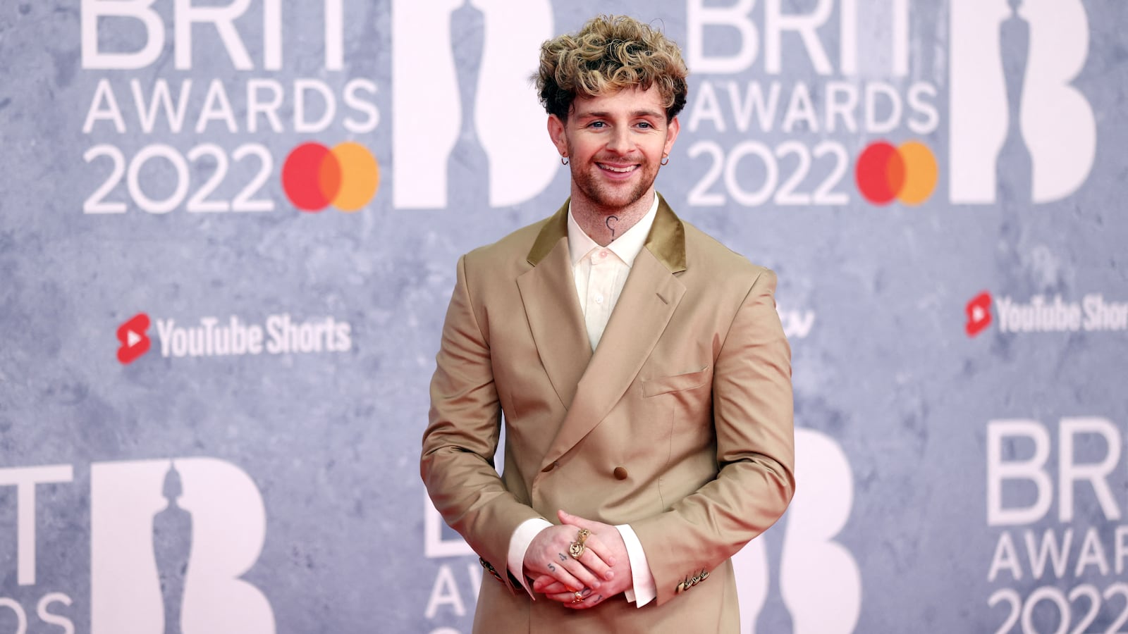 2022-02-08T000000Z_1865299872_UP1EI281EOAUK_RTRMADP_3_AWARDS-BRITS-ARRIVALS_jvgefg