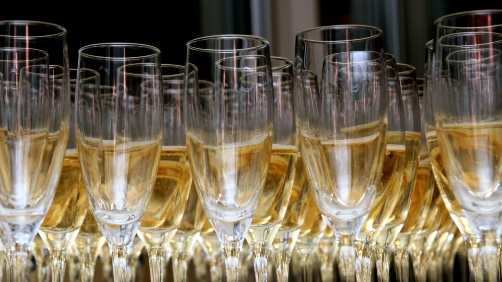 cheats/2011/12/12/champagne-sales-increase/champagne-sales-increase-cs_hzceuo