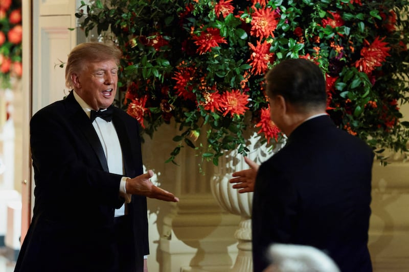 US President Donald Trump shakes hands with Chinese President Xi Jinping during a state dinner at the White House in Washington, D.C., US, September 24, 2026. REUTERS/Evelyn Hockstein