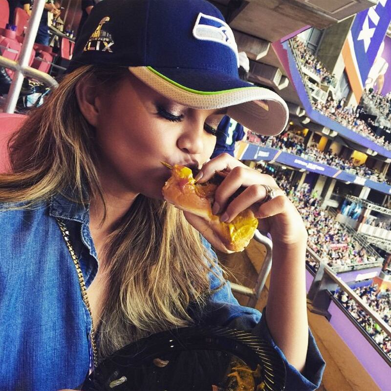 galleries/2015/02/01/celebrity-super-bowl-instagrams-gisele-bundchen-rihanna-and-more/150201-super-bowl-celeb-instagram-chrissy-tiegan_kvbsrg