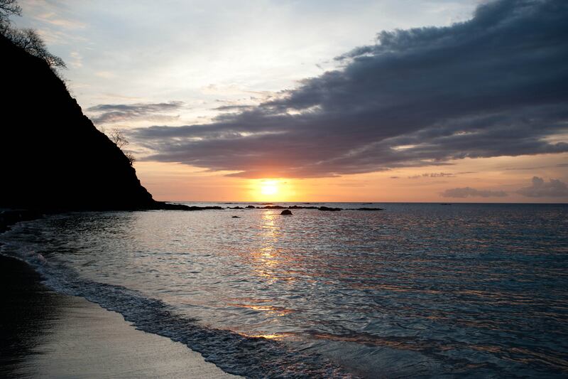 galleries/2013/06/03/13-stunning-sunsets-around-the-world-photos/130531-four-seasons-costa-rica_ticxqc