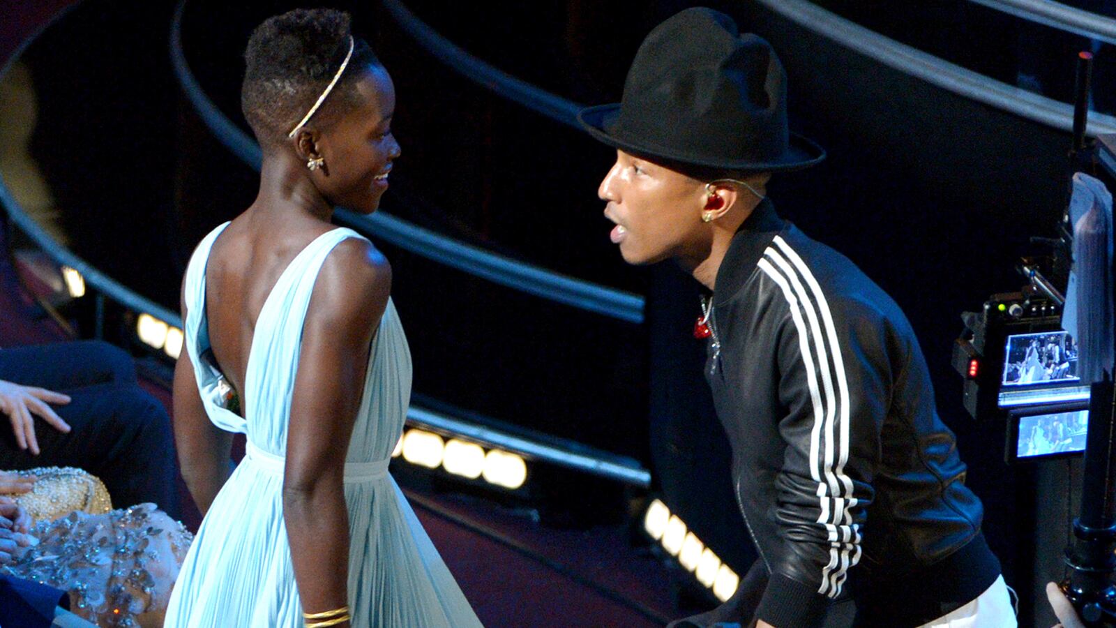 articles/2014/03/03/oscars-2014-best-moments-lupita-wins-pink-sings-one-epic-selfie/20140302-fallon-oscars_sjgole