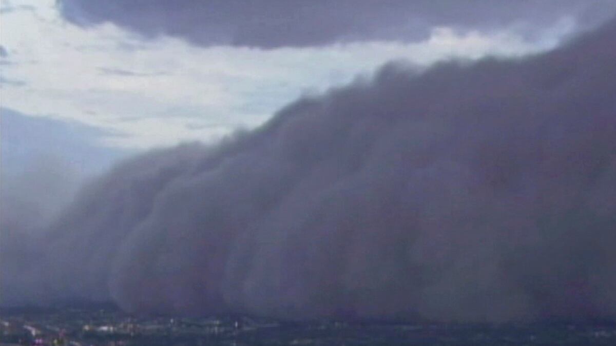 articles/2011/07/06/phoenix-dust-storm-shocking-photos-videos/phoenix-dust-storm-tease_hbmhqm