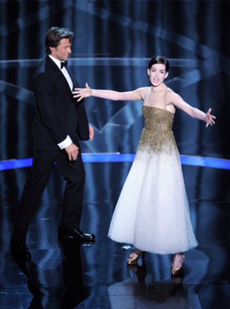 galleries/2010/04/12/celebrity-gleeks/celebrity-gleeks---hathaway_ykywhu