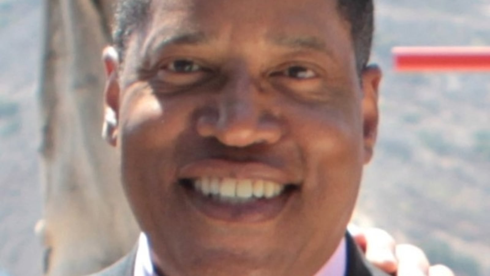 Larry_Elder_at_Camp_Pendleton_in_2013__1_m5lgzb